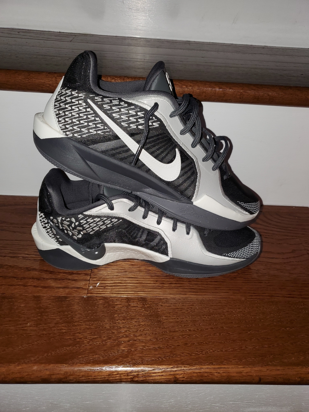 Nike Sabrina 2 Women’s Black and White Athletic Sneakers Sz 9 Women/ 7.5 Men